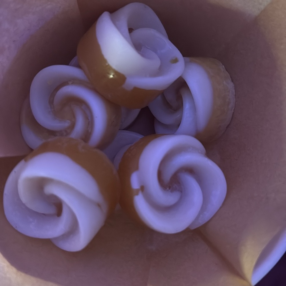 Cinnabon wax melts 2.5 oz in container with lid - Picture 2 of 3
